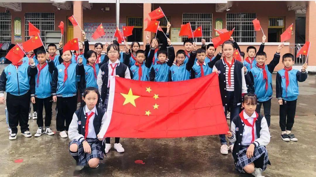 近日，甘肃，滑雪场内遇到唐僧师徒四人，乘坐滑雪缆车，工作人员急的大喊“八戒！安全杆拉下来！”